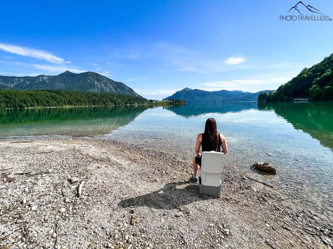 Biggi sitzt auf der WandaGo mit Blick auf den See
