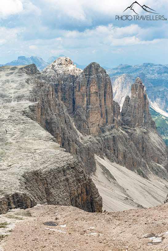 Der Blick auf bizarre Felsformationen in den Dolomiten