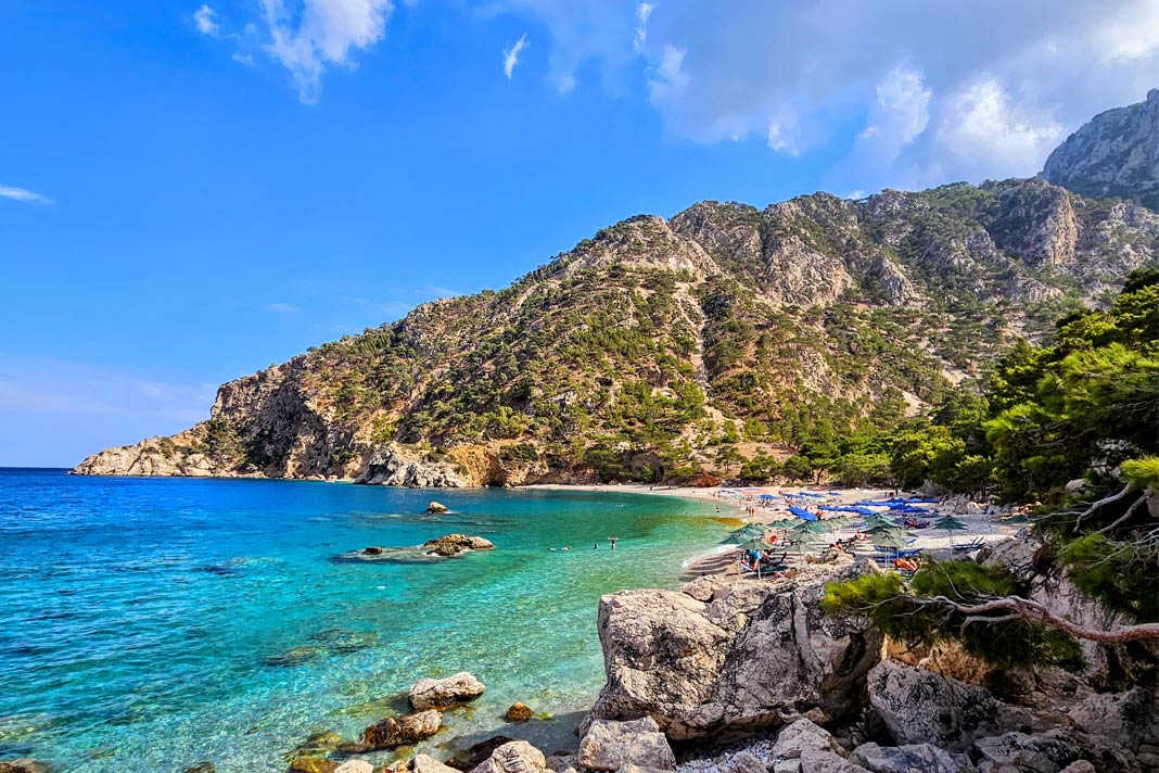 Der Blick auf den Apella Beach in der schönen Bergkulisse auf Karpathos