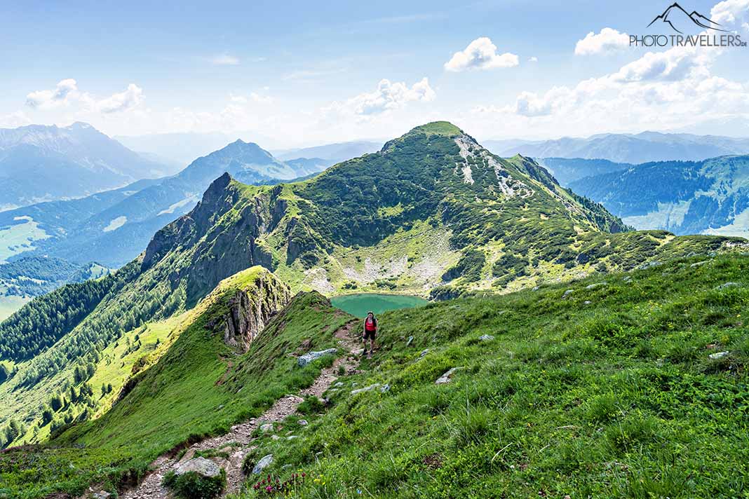 Reisebloggerin Biggi Bauer auf dem finalen Aufstieg zum Wildseeloder mit Blick auf den Wildsee