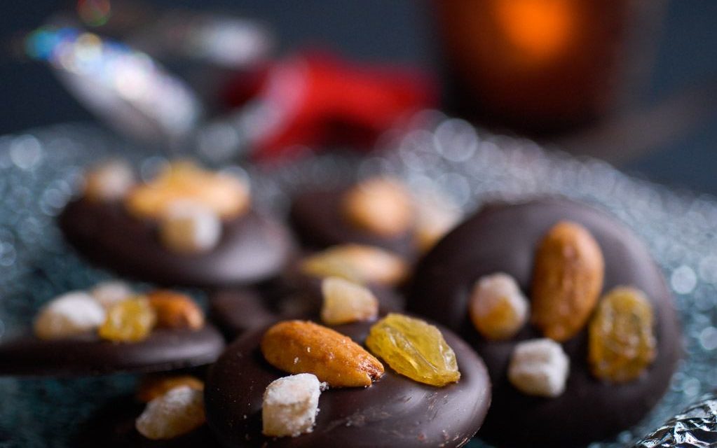 Mendiants chocolat, amande, gingembre confit, orange confite et raisin sec