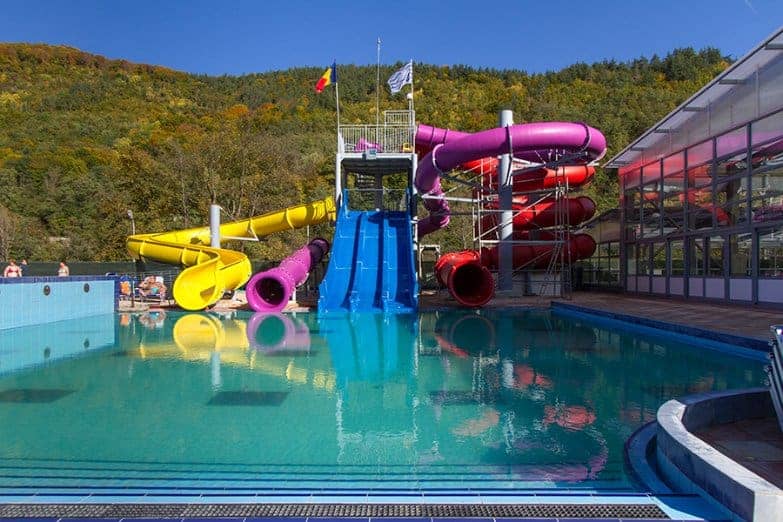 statiunea calimanesti caciulata cozia aqua park tobogane