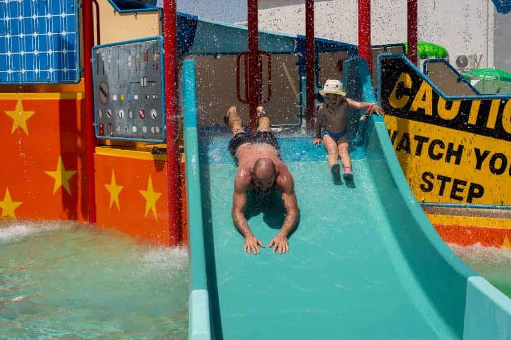 parcuri acvatice litoral Galaxy WaterPark Jupiter tobogan tata copil