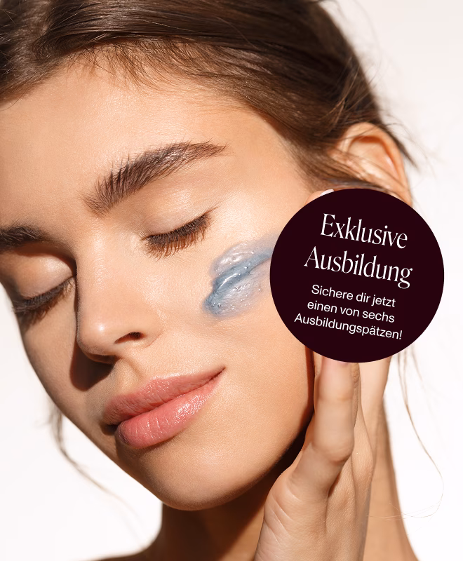 Person mit reiner Haut trägt eine blau schimmernde Creme auf die Wange auf und hat geschlossene Augen, Störer auf dem Bild mit: Exklusive Ausbildung, sichere dir jetzt einen von sechs Plätzen.