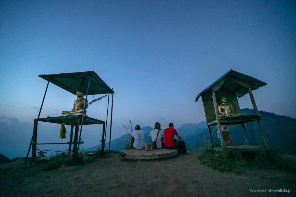 widok z góry z dwiema buddyskimi kapliczkami - przed wschodem słońca