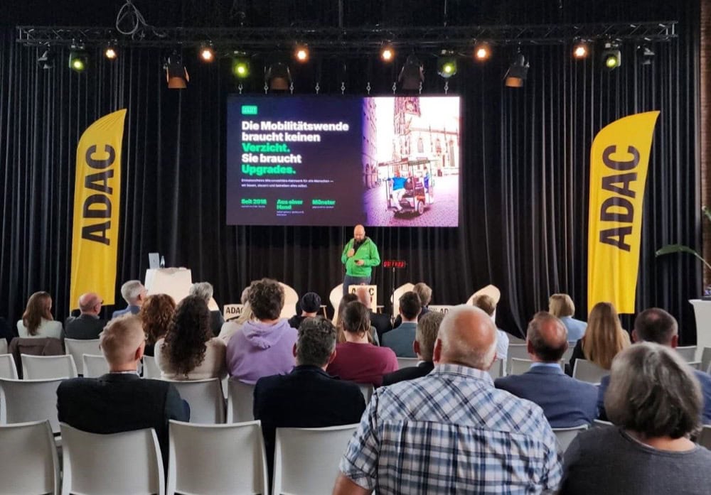 Florian Voß von Leezen Heroes auf der Bühne beim ADAC Westfalen Mobility Pitch in Waltrop