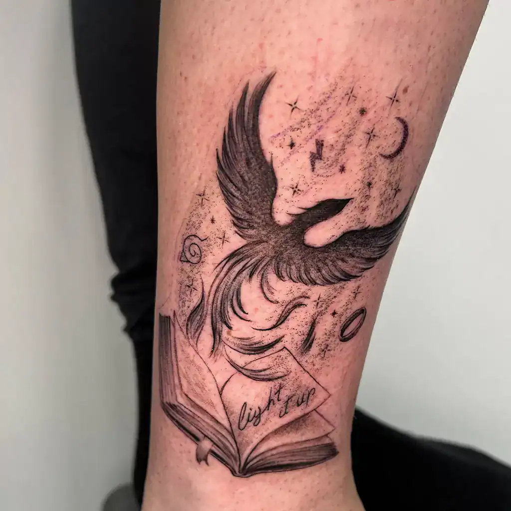 fineline tattooq Phönix der aus dem Buch fliegt
