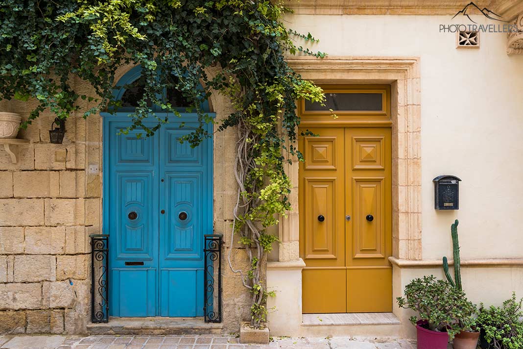Eine blaue und eine gelbe Tür in der Altstadt von Vittoriosa