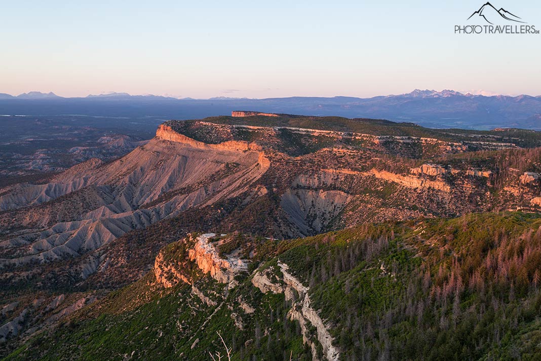 Der Blick vom Fire Lookout auf einen Tafelberg im Mesa Verde Nationalpark am Abend