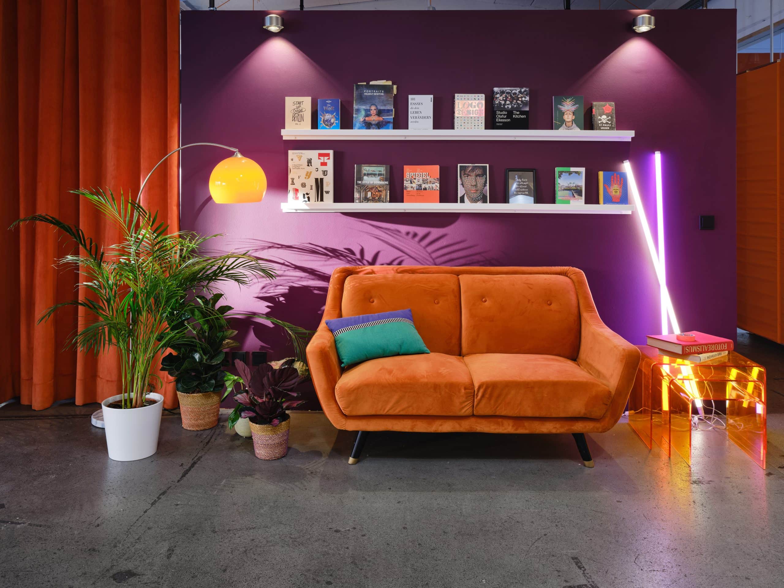 Gemütliches Sofa in inspirierender Design Umgebung in der Eventlocation HONGKONG STUDIOS