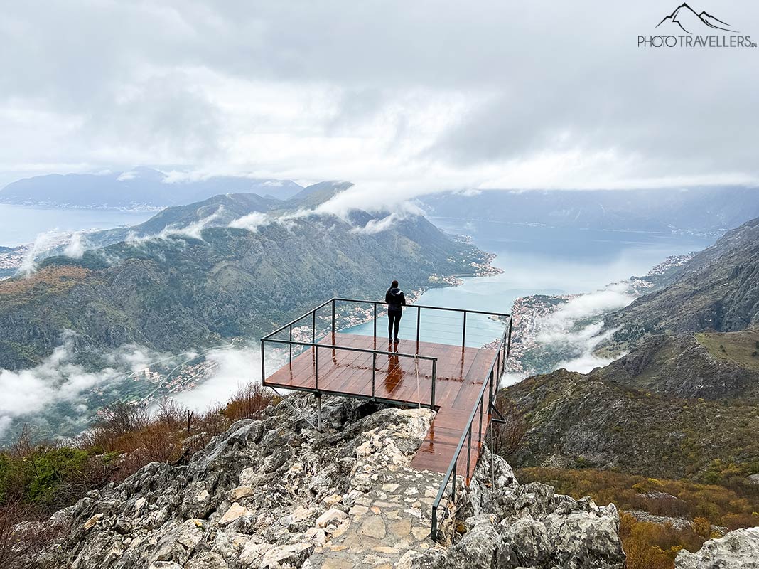 Biggi auf einer Aussichtsplattform mit Blick hinunter nach Kotor