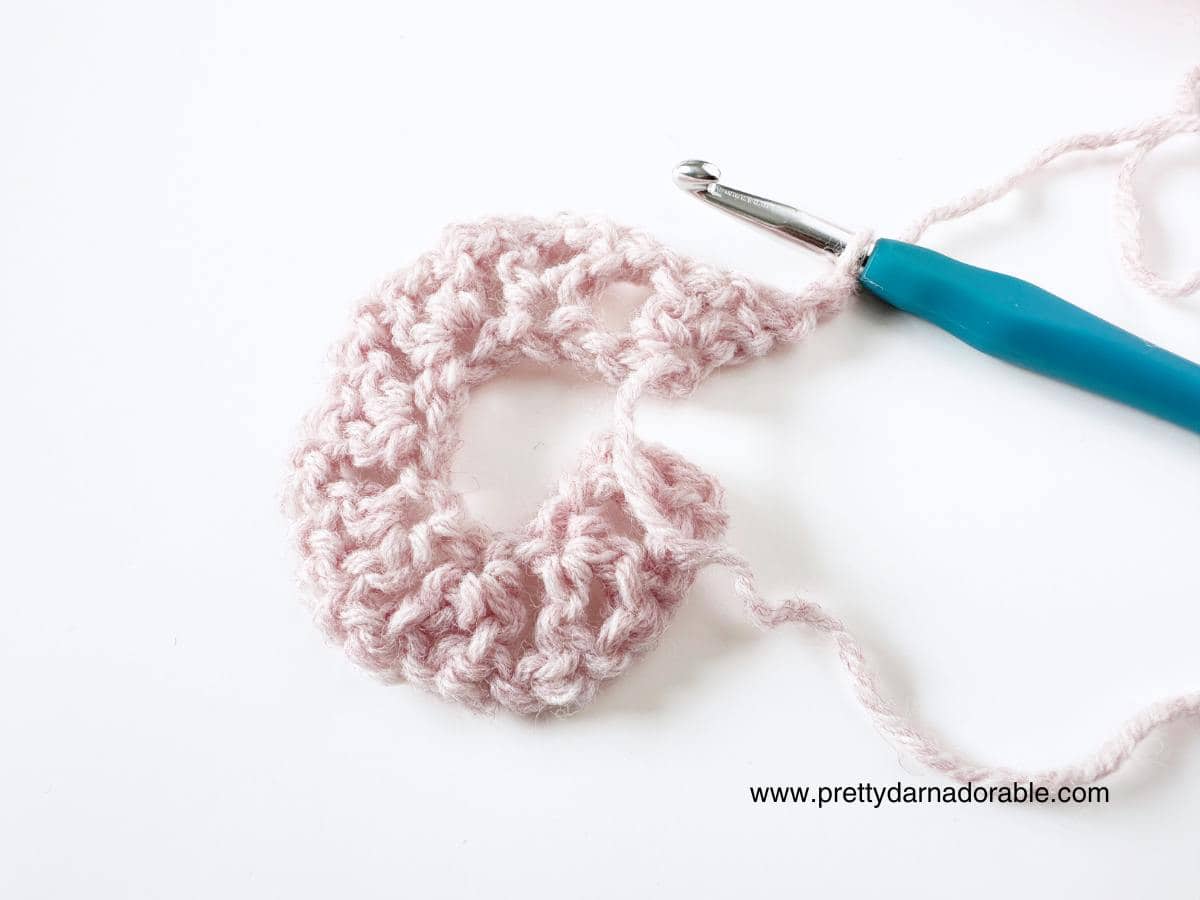 crochet roses in different colours with crochet leaves and buttons