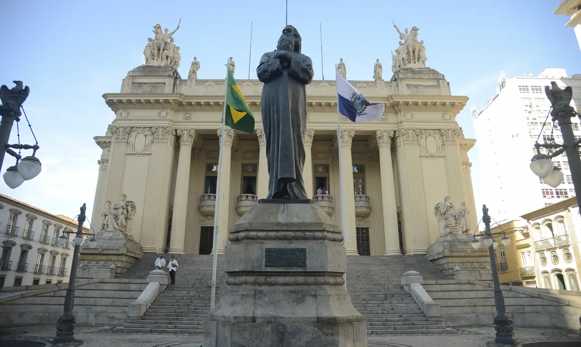 Tomaz Silva/Agência Brasil Fachada da Casa da Democracia, centro cultural que futuramente vai ocupar o prédio histórico do Palácio Tiradentes, no centro do Rio de Janeiro