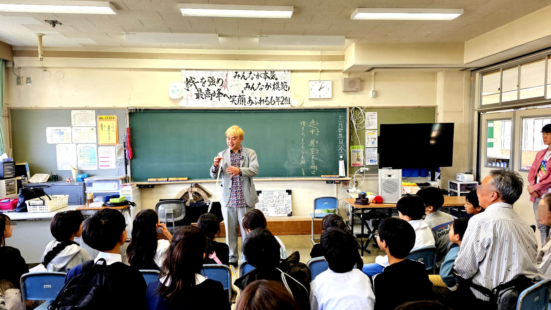 富山大学教育学部附属小学校「ふたば会交流祭り」レポート 4 富山大学教育学部附属小学校「ふたば会交流祭り」マジックショー