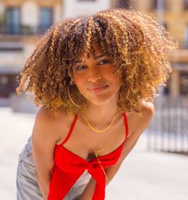 chica joven visitando la ciudad de barcelona | VAMOS.BARCELONA | Qué hacer en Barcelona chica joven visitando la ciudad de barcelona