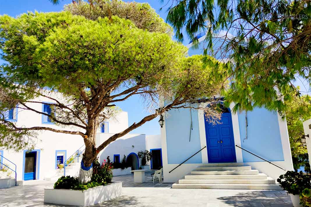 Prächtige Platanen zieren den Innenhof mit den blauen Gebäuden des Klosters Panagia Kastriani