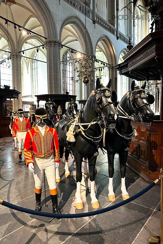 Eine königliche Kutsche im Museum der Nieuwe Kerk in Amsterdam