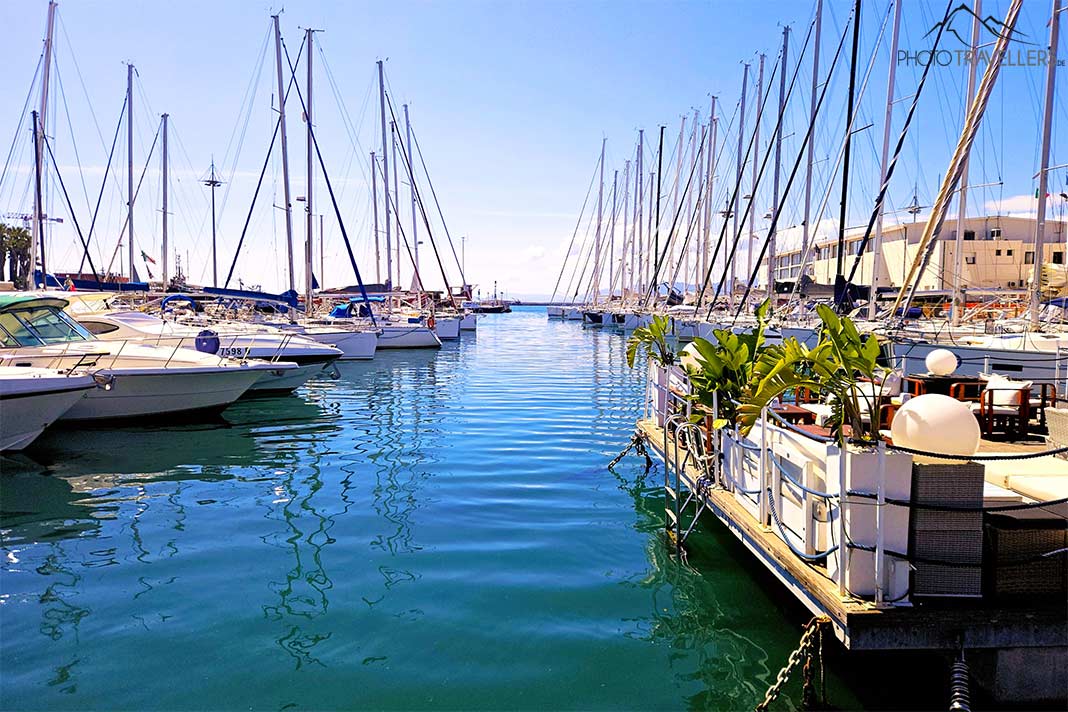 Viele Seegelboote ankern eng nebeneinander im Yachthafen von Cagliari