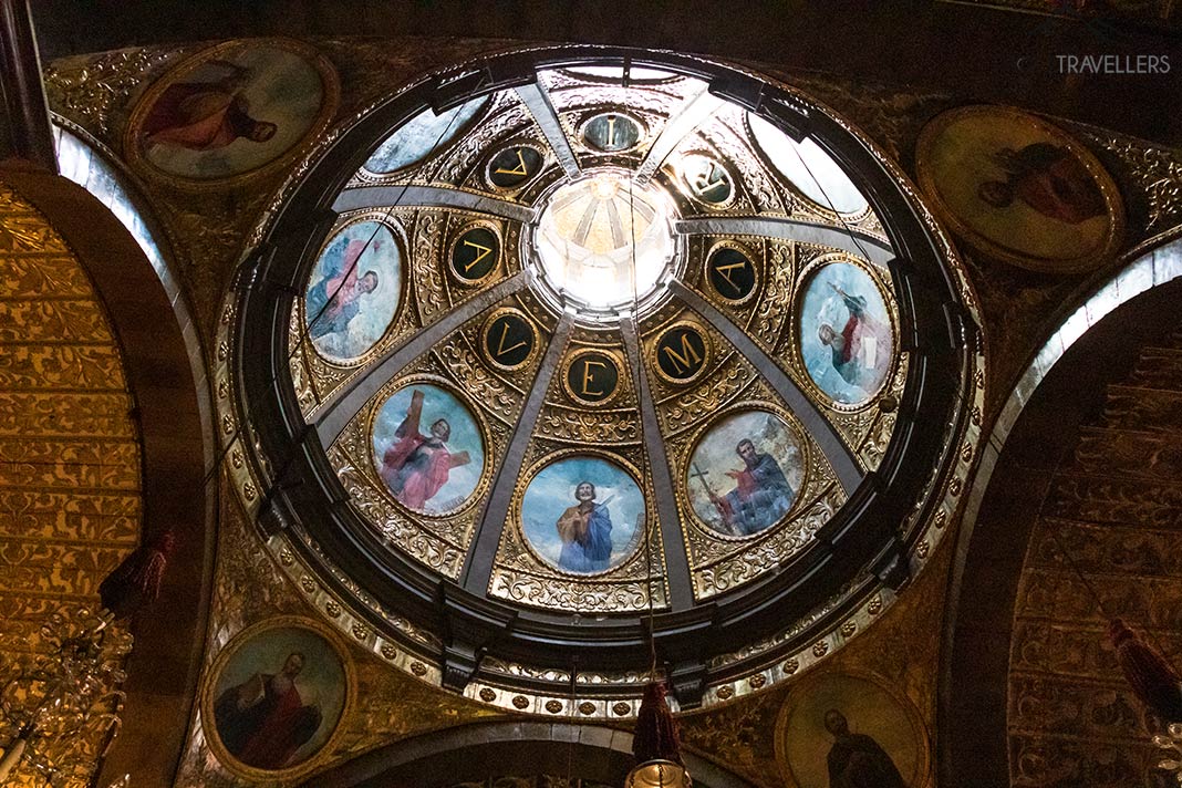 Die goldene Kuppel mit den Heiligen-Bildern in der Basilika im Kloster Lluc auf Mallorca