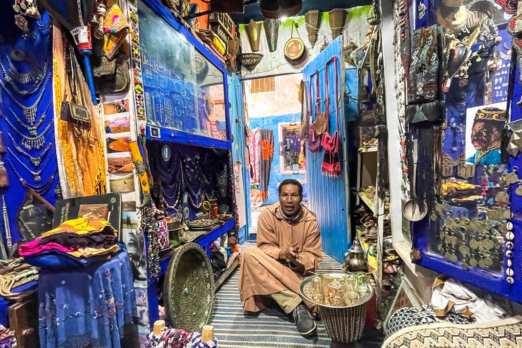 Ein Händler in Essaouira vor seiner Ware