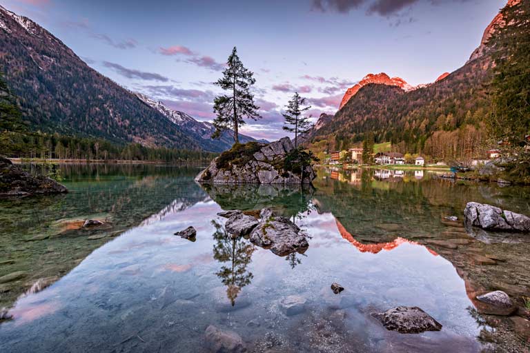 startseite-deutschland-reiseziele Der Hintersee mit angestrahlten Bergen im Hintergrund