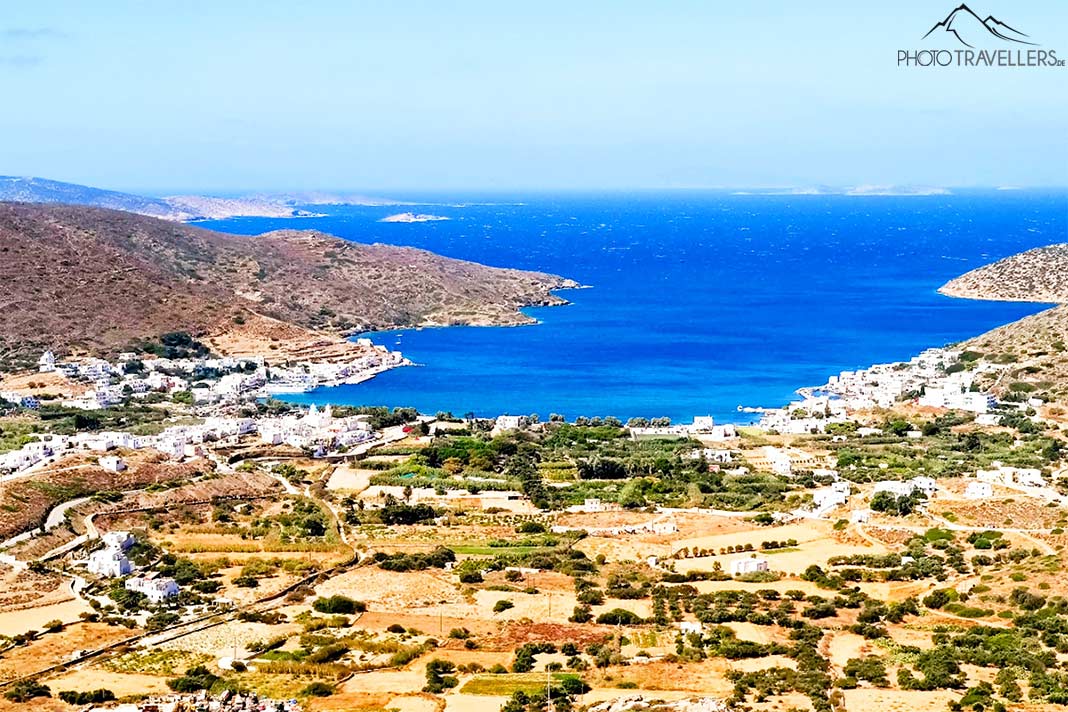 Blick auf die Bucht von Katapola und dem dreigeteilten Hafenort