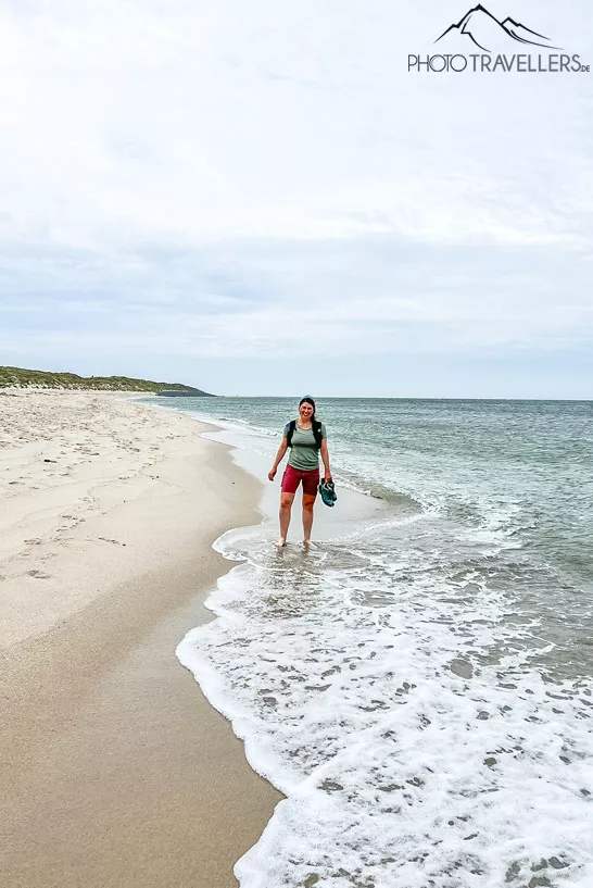 Reisebloggerin Biggi Bauer barfuß im Meer der Nordsee auf Sylt