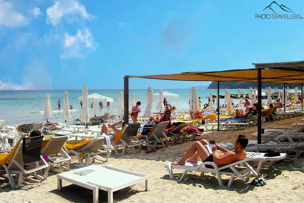 Die Sonnenliegen und Gäste reihen sich am Simantro-Beach eng aneinander