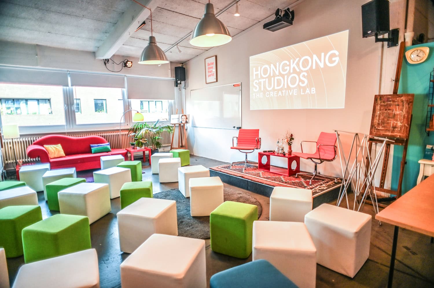 „Atelier“ mit Sitzcubes und kleiner Bühne