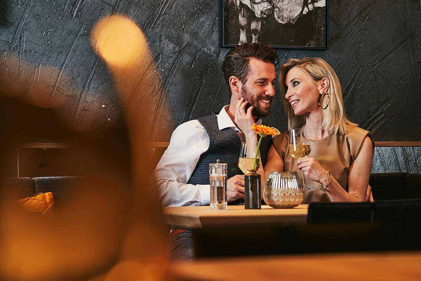 Ein verliebtes Paar sitzt am Tisch im Restaurant unseres Wellnesshotel