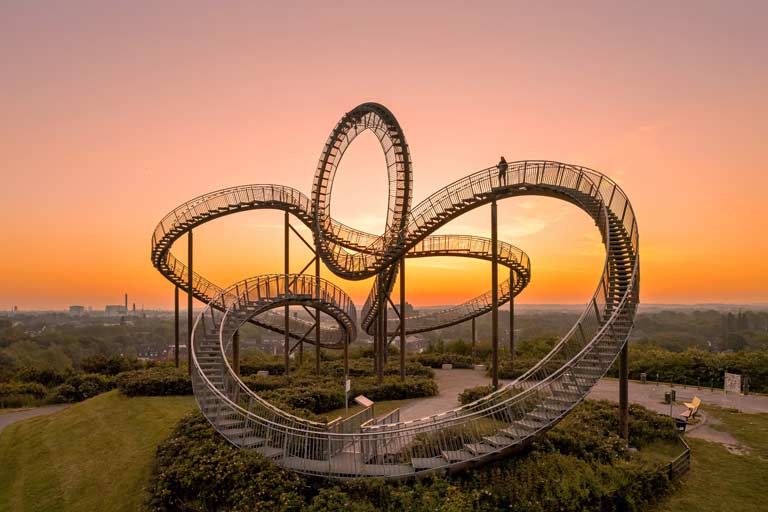 startseite-nrw-ausflugsziele Reisebloggerin Biggi Bauer auf der begehbaren Skulptur Tiger & Turtle in Duisburg