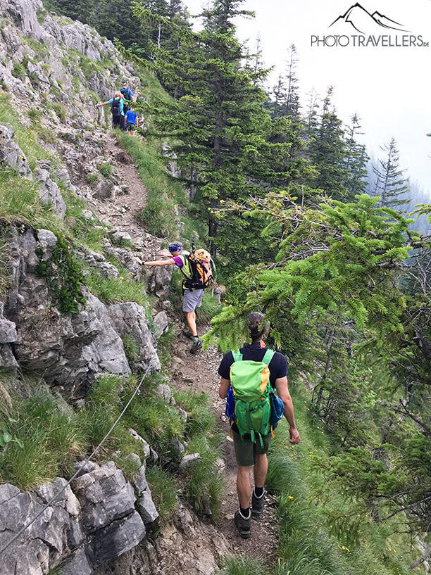 Mehrere Wanderer am seilversichterten Steig, der zur Brecherspitz führt