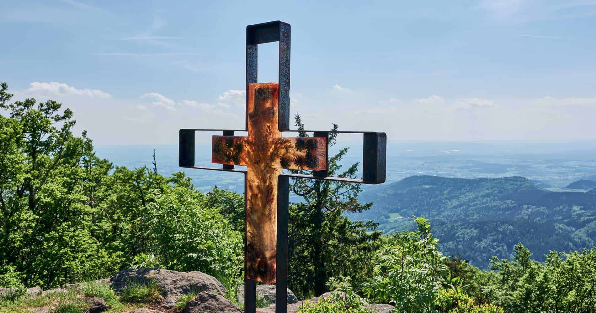 Gipfelkreuz eines der vielen Wanderziele im Bayerischen Wald