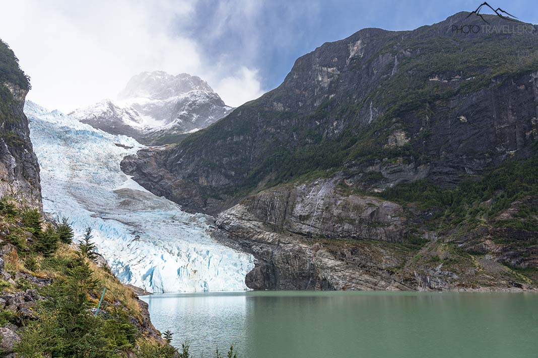 Der Blick über den See auf den Serrano-Gletscher
