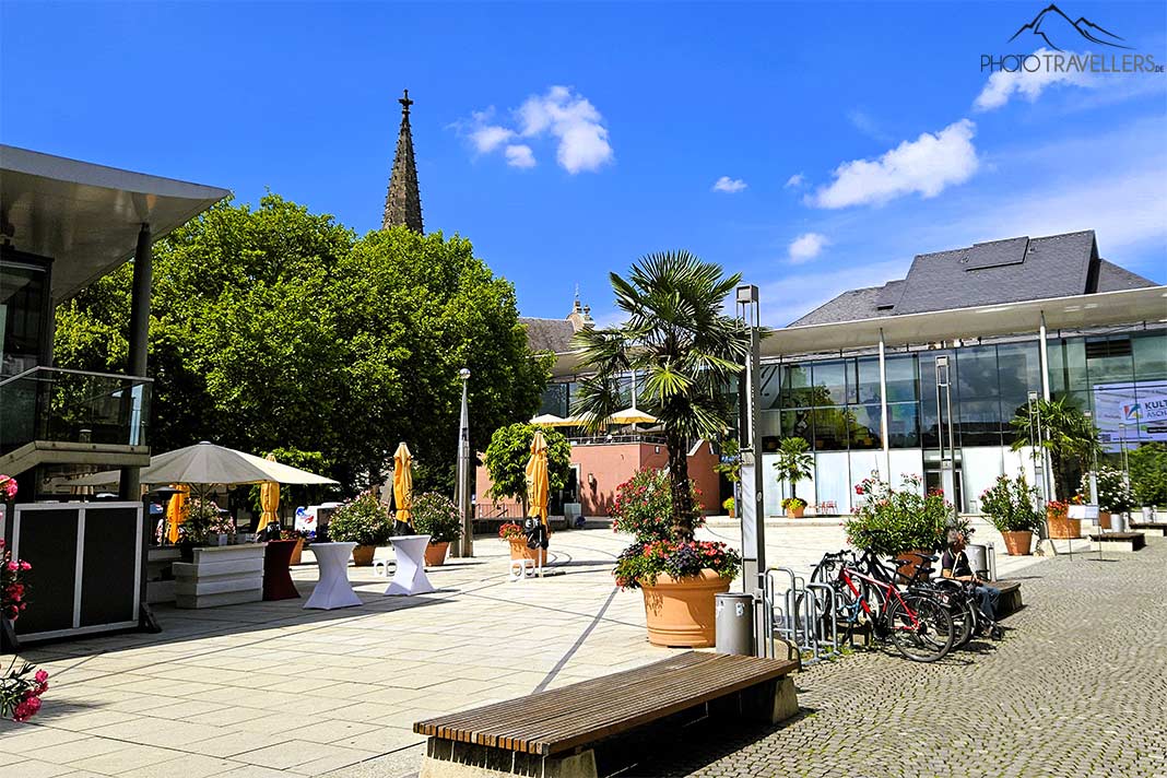 Am Theaterplatz laden Sitzbänke und Cafés zum Verweilen ein