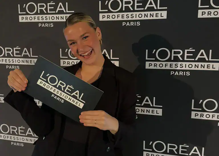 Absolventin Lia Averesch mit L'Oreal Kuvert