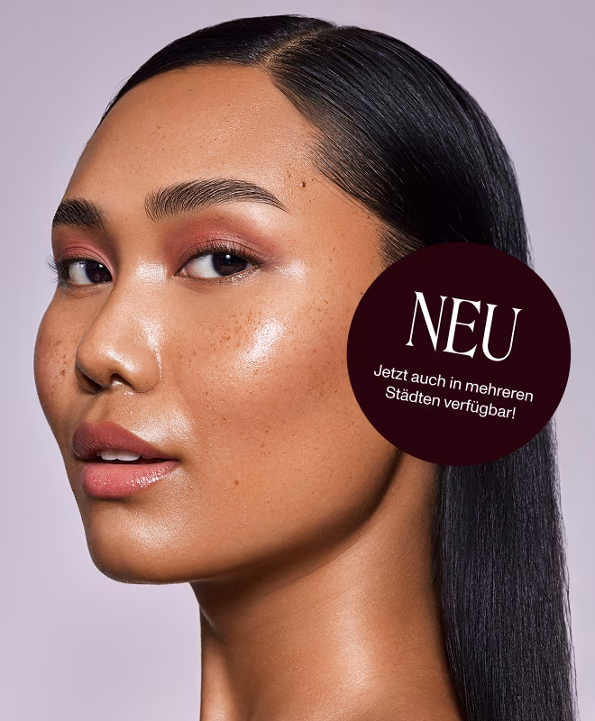Person mit rosa Make-up und glattem, schwarzem Haar, das hinter dem Ohr nach hinten gelegt ist