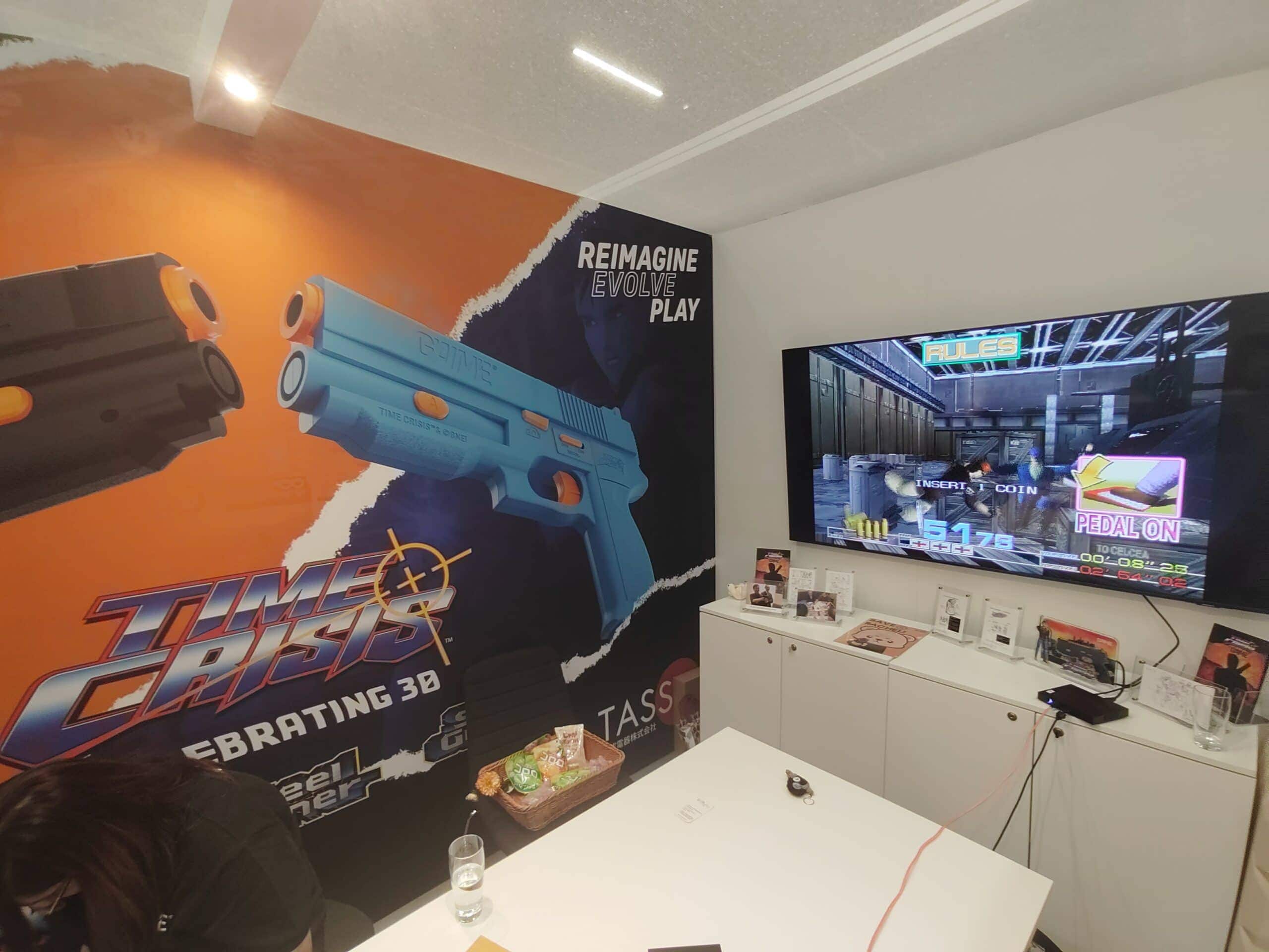 Time Crisis Gamescom 2025 Shooting game arcade, console gaming, air gun game, gaming room, arcade entertainment, gaming event, jeu d'arcade, écran de jeu vidéo, gaming experience, espace de jeu vidéo, salle de jeux vidéo, jeu vidéo compétitif, divertissement électronique, club de jeux vidéo, discipline de tir virtuel.