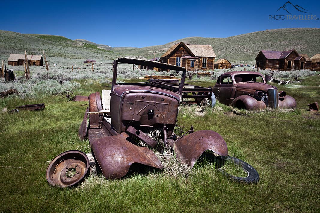 Mehrere Autowracks in der Geisterstadt Bodie
