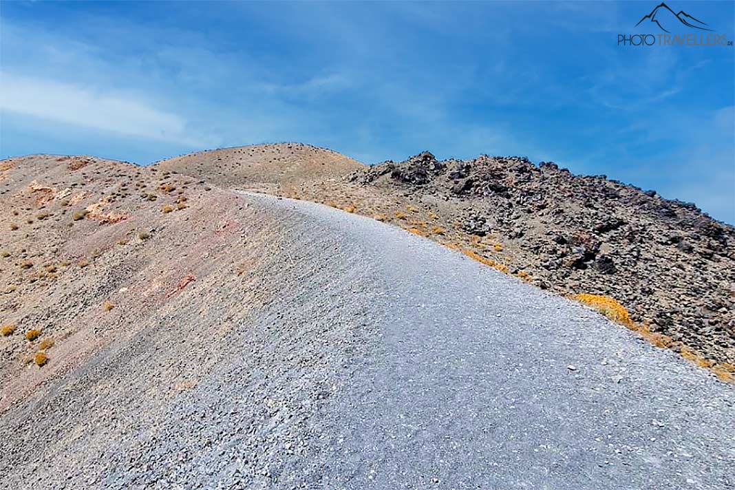 Ein schmaler hellgrauer Weg führt durch die Kraterlandschaft auf Nea Kameni