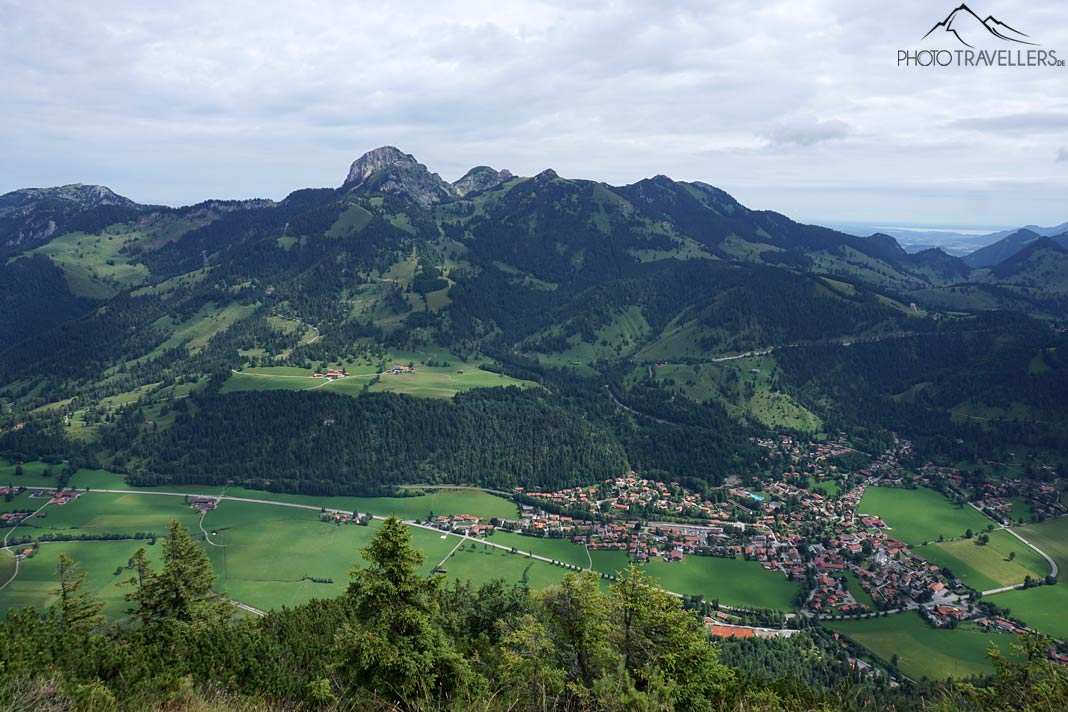 Der Blick vom Seebergkopf-Gipfel auf Bayrischzell und dahinter auf den Wendelstein