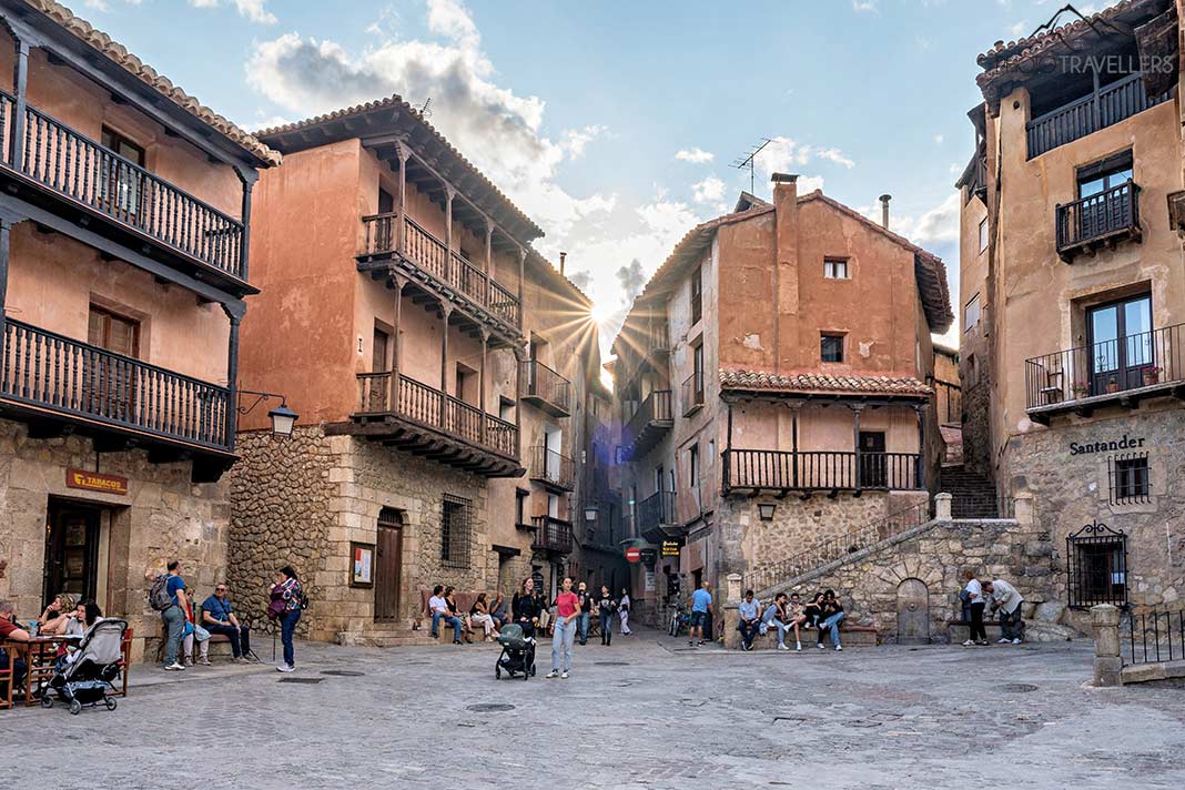 Menschen auf der Plaza Mayor in Albarracin