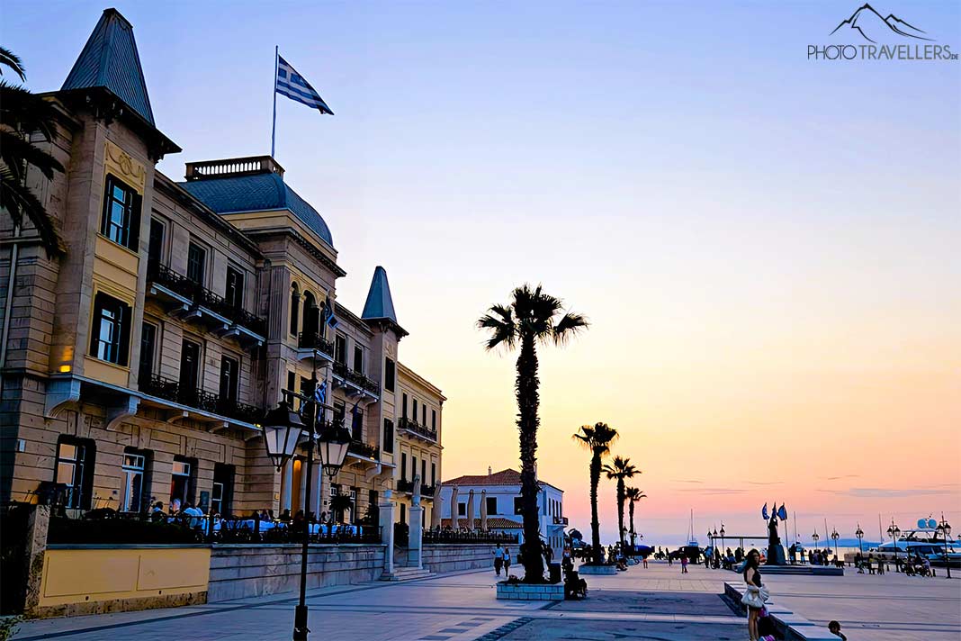Die edle Fassade des Hotels Poseidonion zum Sonnenuntergang im Hafen von Spetses
