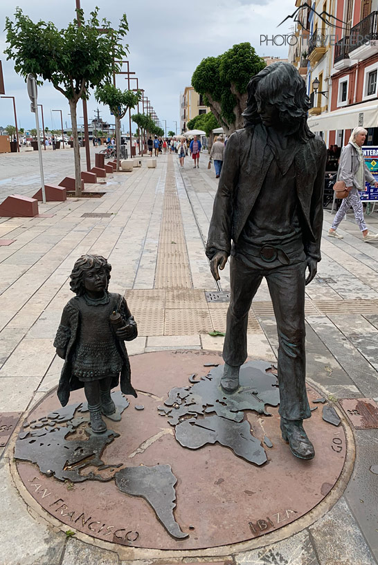 Die Hippie-Statue von einem Erwachsenen und einem Kind im Hafen von Ibiza Stadt
