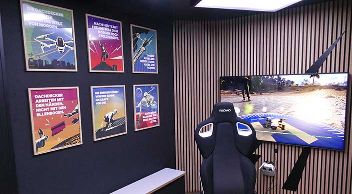 Zwei Poster mit Astronauten an einer dunklen Wand, daneben vertikale Holzelemente und ein Teil eines schwarzen Stuhls im Vordergrund.