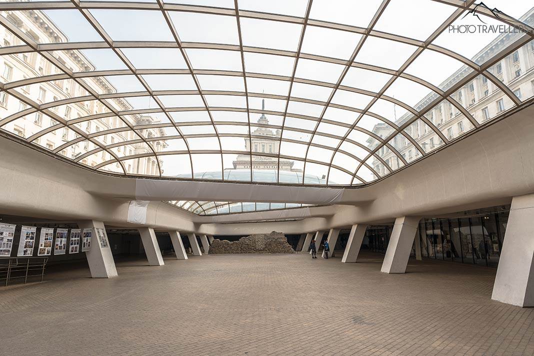 Eine moderne Halle über der antiken Stadt Serdica in Sofia