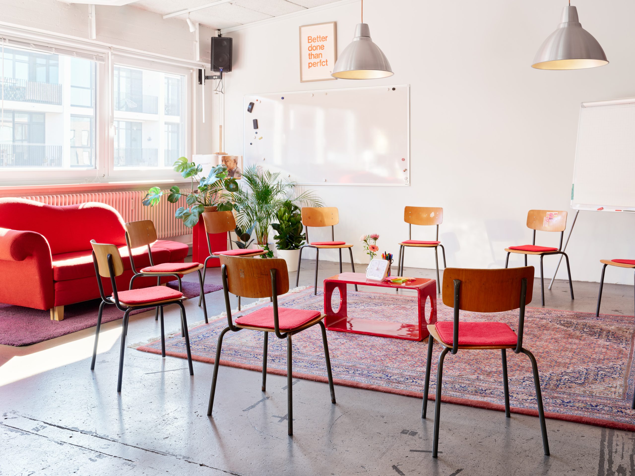 Im Stuhlkreis gemeinsam in den Tag starten Seminarraum in Hamburg in den HONGKONG STUDIOS