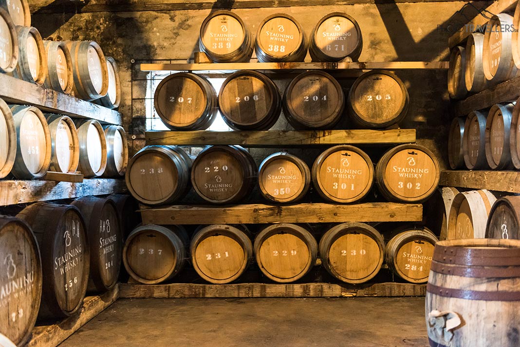 Whiskyfässer in der Brennerei Stauning Whisky in Dänemark