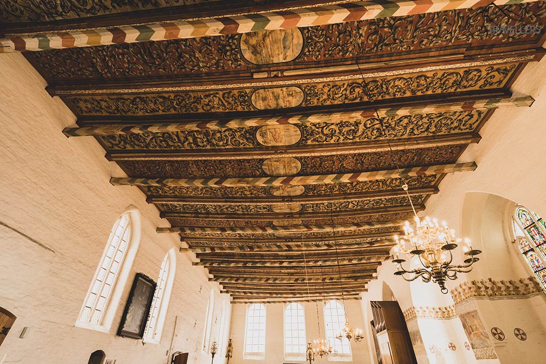 Die Heiligen Geist Kirche hat im Inneren wunderschöne Wandmalereien