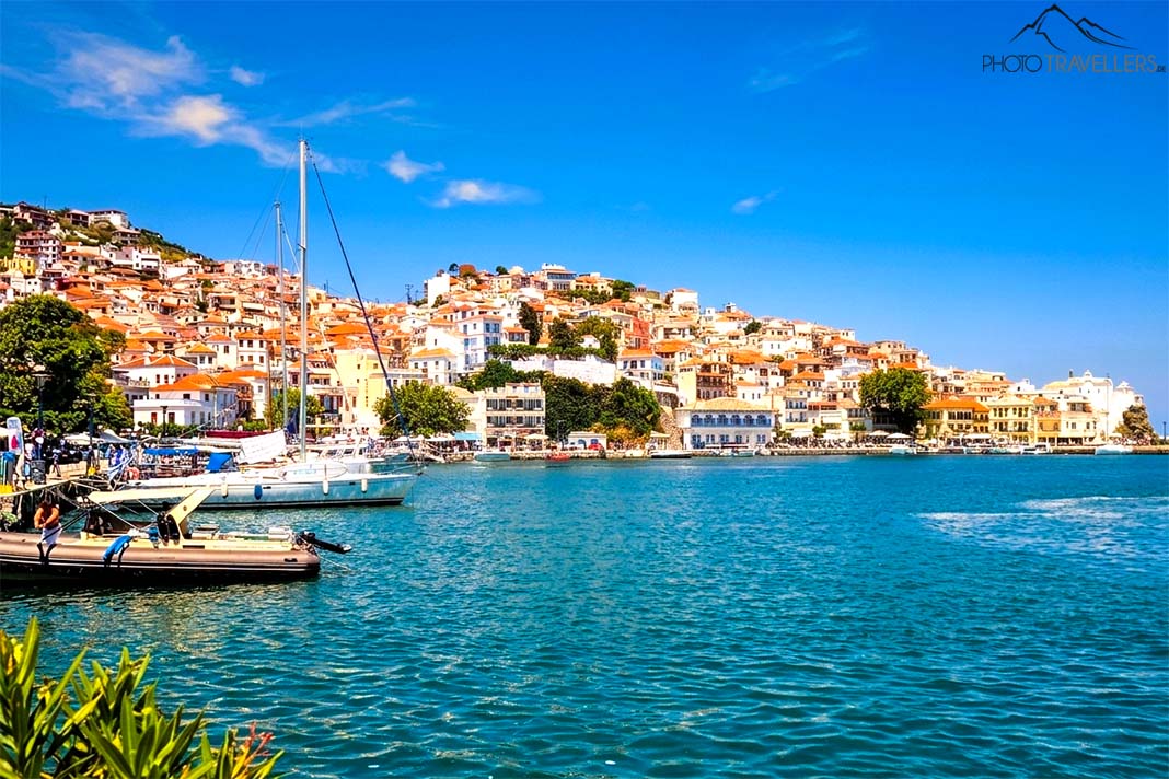 Blick über das Meer auf Skopelos-Stadt mit Häuserreihen am Hügel